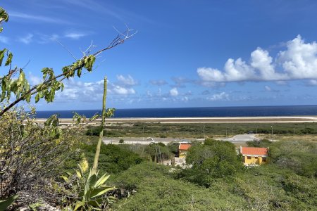 De startbaan van Hato ligt bijna in zee